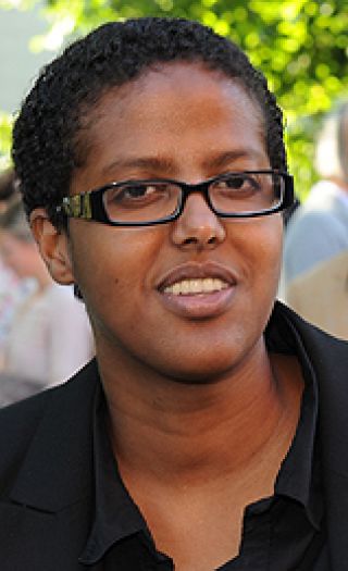 Amal Aden: «Islam er ikke farlig i det hele tatt, men religionen blir misbrukt. Islamismen som har vokst fram de siste tiårene, er jeg veldig imot. Når islam blir misbrukt politisk opplever vi fanatiske og stivbeinte forbud mot fotball, kino, musikk. Dette ytre regelverket blir nidkjært håndhevet med pisk og gevær.»