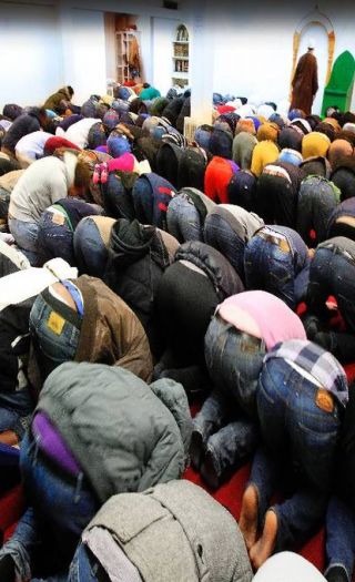 Muslimer i bønn - nå også foran rådhuset i København.