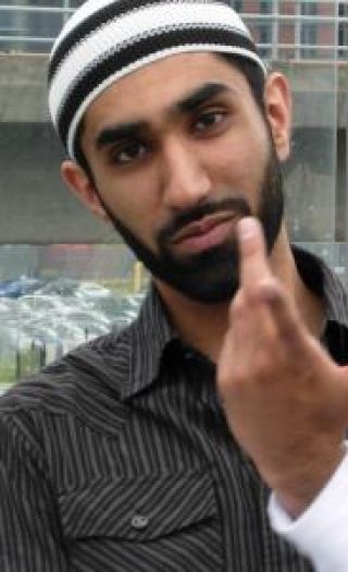 Fahad Qureshi i Islam Net spurte 1500 muslimer i salen om de støttet steining av kvinner og dødsstraff i henhold til sharia. Nesten alle rakte hånden i været. Dette viser, hevder Qureshi, at sharia støttes av vanlige muslimer.