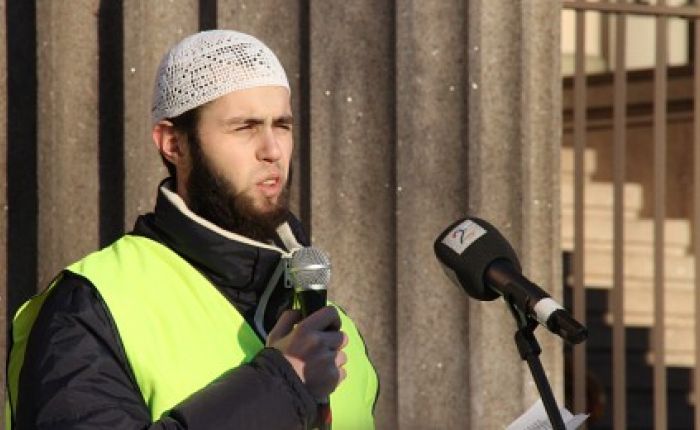 Ca. 800 nordmenn konverterer hvert år til islam. Yusef Assidiq er en av dem, men han hevder synspunkter som ikke er forenlig med Koranens lære. Det gjenstår å se om han blir en reformator eller en utstøtt.