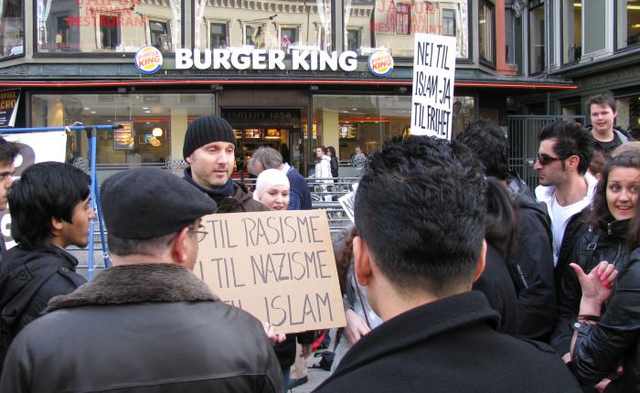 Fra en SIAN-demonstrasjon i Oslo - budskapet er: Rasisme, nazisme, islam - ja til frihet nei til islam.