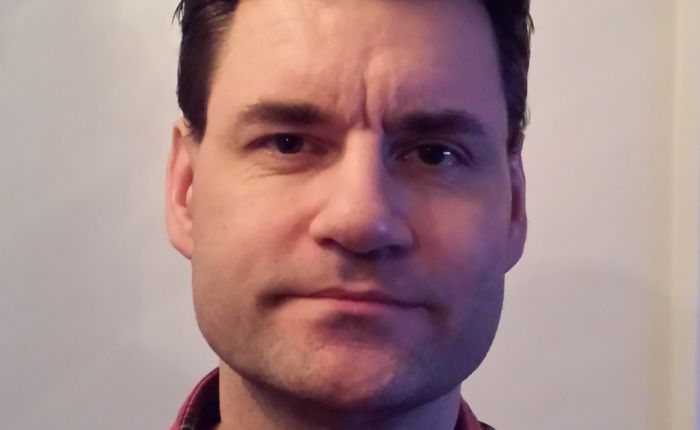 Leder i Stopp islamiseringen av Norge (SIAN), Stig Andersen, taler på Larvik torg lørdag.