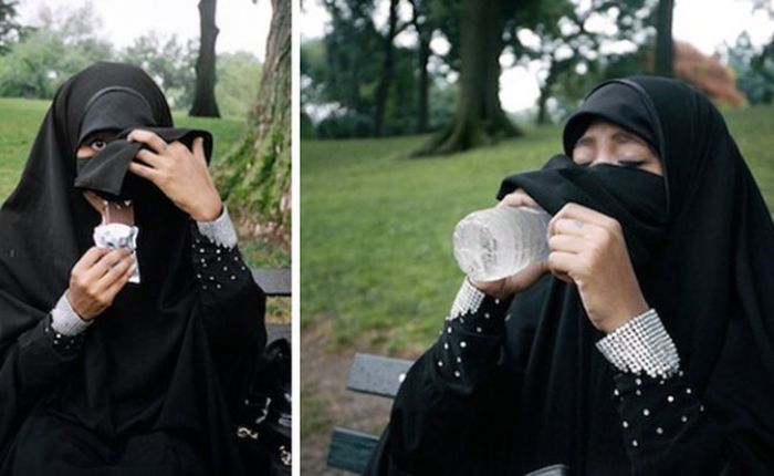 Det er ikke så lett å være innpakket i den islamske sharia-uniformen niqab når tørsten må slukkes. De to damene må prise seg lykkelig over at ikke islams religionspoliti ser dem - om det hadde skjedd kunne det ha blitt mange piskeslag!