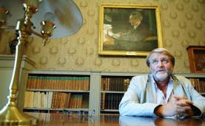 Professor Bernt Hagtvet sitter på sitt studerkammer i sin boble og pusler med facismen i 1930-årene, alt mens han fremmer den islamske nazisme her i landet. (Foto: Uniforum.no)