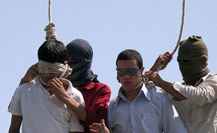 Fra Iran blir det meldt at en person er henrettet etter at den domfelte hadde drukket alkohol flere ganger. Offentlig hengning er praksis i dette islamske landet.