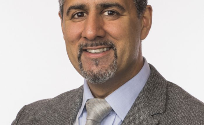 Abid Raja: «Litt goder skal man da ta seg lov til, ved spesielle anledninger. Men helst ikke for åpenlyst. Man vil jo ikke bli identifisert med det umoralske Vesten, heller.»