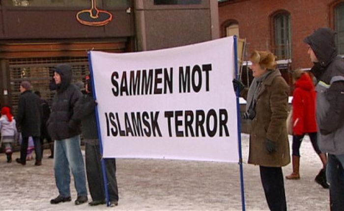 Mens parolen «Sammen mot terror» har bred tilslutning blant de politisk korrekte, demonstrerer SIAN mot islamsk terror. (Foto tv2.no)