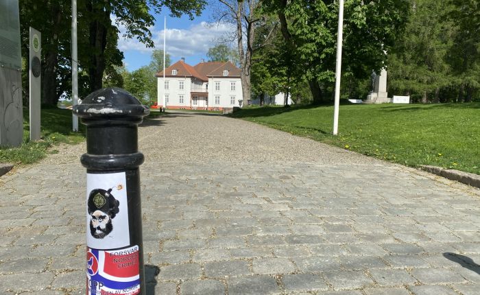 I dag står flaggstangen naken blant Eidsvolls grønnende trær.