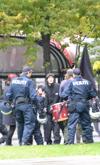 Det er et sørgelig faktum at skal SIAN ha en markering i Oslo der organisasjonens budskap fremmes på en i utgangspunktet stille og fredelig måte, er det nødvendig med et stort politioppbud. Når islamistene har sin stand og promoterer islam er det ikke nødvendig med politi til stede.