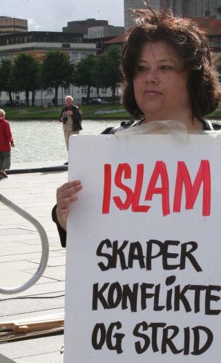 Det er visstnok ikke riktig det som står på plakaten, for islam skal angivelig stå for kjærlighet - til jødene?