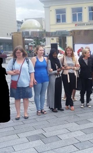 Islamunderkastede kjerringer og ett uskyldig barn, med ryggen mot folkeopplyserne fra SIAN.