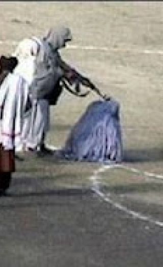 Islam: Hijab og total tildekking av hår og hode hører til når en kvinne henrettes i Afghanistan for et påstått utenomekteskapelig forhold.