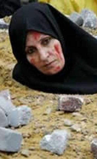 Hijab hører til når dødsdommen steining eksekveres.