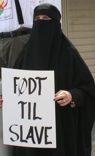Statsministeren har intet å si til de muslimske jentene som frigjør seg fra shariauniformen.
