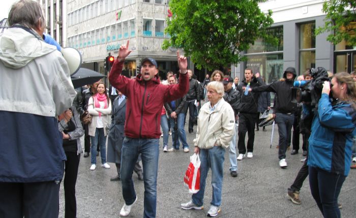 Vestreekstremister og muslimer – ”dritten på Egertorget”, som Abid Q. Raja kalte dem – angrep SIANs arrangement 22. mai og trampet ytringsfriheten under fot. (Foto: SIAN)