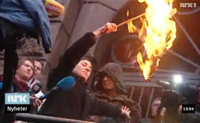 Sarah Azmeh Rasmussen brente sin hijab på Youngstorget i Oslo 8. mars 2009. (Foto: NRK Nett-TV)