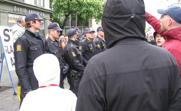 SIAN har gjort den erfaring at islam har avgrenset ytringsfriheten i Norge – noe bl. a. organisasjonens leder, Arne Tumyr, har fått erfare. På Egertorget måtte han sammen med andre SIAN-medlemmer bringes i sikkerhet av politiet. (Foto: SIAN)