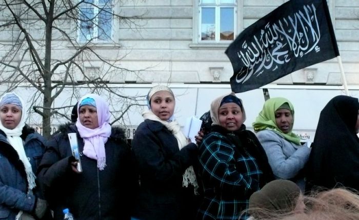 Kvinner fra den radikale islamistbevegelsen Hizb ut-Tahrir demonstrerer i København 15. februar 2008 mot trykkingen av Muhammed-karikaturene. (Foto: Snaphanen.dk)