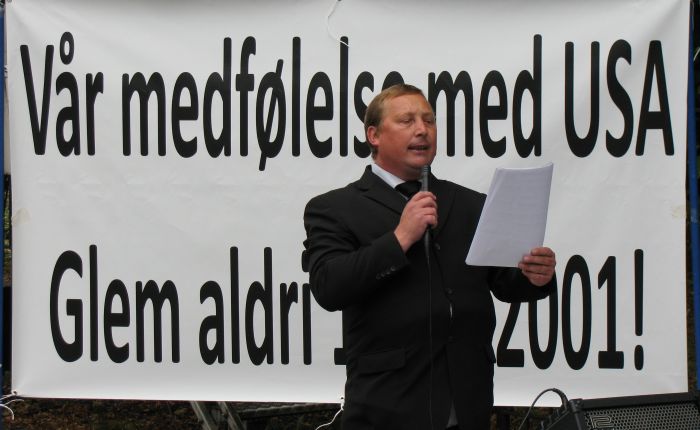 Anders Gravers fra SIAD holder appell foran den amerikanske ambassaden 11.september 2010 i Oslo(Foto SIAN)