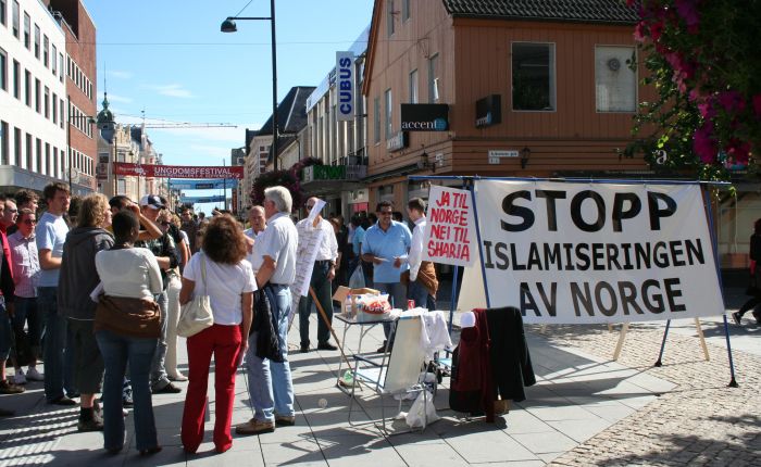 SIAN er stadig "på banen" for å gjøre norske borgere oppmerksom på det som skjer.