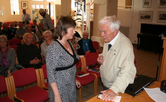 Tidligere sokneprest, Olav Andreas Dovland, er stadig på farten for å opplyse blant annet om islams sanne ansikt. Her er den tidligere soknepresten i samtale med en av tilhørerne etter foredraget.