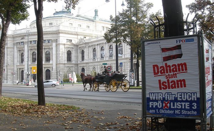 «Hjem i stedet for islam» er slagordet på en valgplakat for FPÖ ved valget i 2006.
