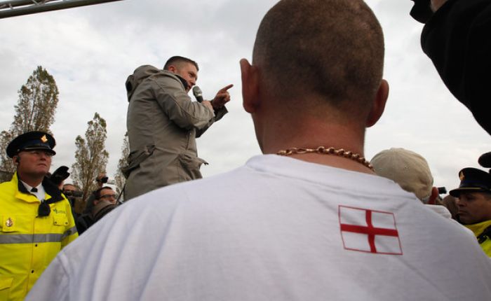 INDIGNERT: EDL-leder Tommy Robinson taler under støttedemonstrasjonen for Geert Wilders. Demonstrasjonen ble flyttet fra det sentrale Amsterdam til et mindre attraktivt sted utenfor bykjernen etter voldstrusler fra muslimer og venstrefascister. (Foto: EDL)