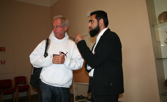 Fra tid til annen møtes prester og imamer for å finne fram til "felles verdier" kristendommen og islam bygger på. Det blir en skinndebatt der spillfekteriet står sentralt. Her er det cand. theol. Levi Eidhammer og imam Akmal Ali som forgjeves forsøker å finne en felles plattform.