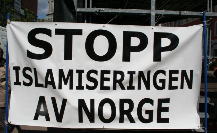 Muslimer og islam-venner angrep SIAN da organisasjonen hadde stand på Egertorget. De ville ikke vite av noen som motsatte seg islamiseringen av Norge. Lørdag blir det nok roligere forhold – ingen angriper muslimer når de demonstrerer på sine premisser.