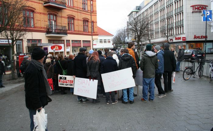 En liten gruppe unge mennesker, åpenbart fra det ultra-ekstreme venstresosialistiske ungdomsmiljø i Stavanger, vendte ryggen til SIAN’s stand – men talen til Arne Tumyr måtte de høre på.
