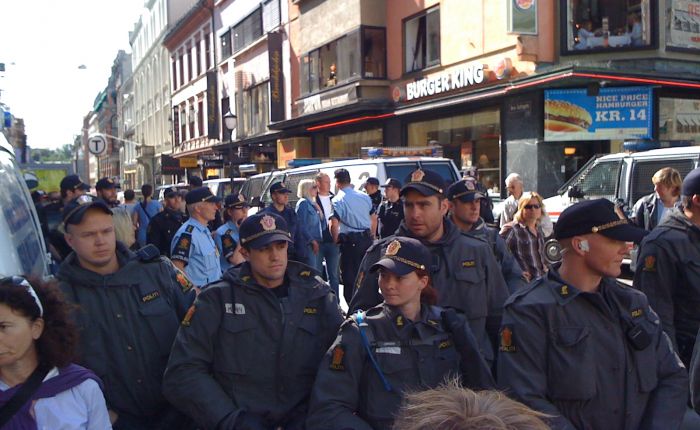 Hvorfor må politiet ut i Oslo's gater for å beskytte ytringsfriheten? Her fra en av SIAN's demonstrasjoner. (foto SIAN)