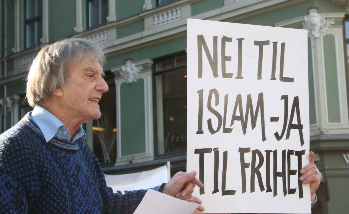 Leder i SIAN, Arne Tumyr: Det er kommende generasjoner som blir underkuet av islam. Muslimer ble rasende over denne teksten - islam betyr fred og frihet, mente de. (Foto: Morten Schau).