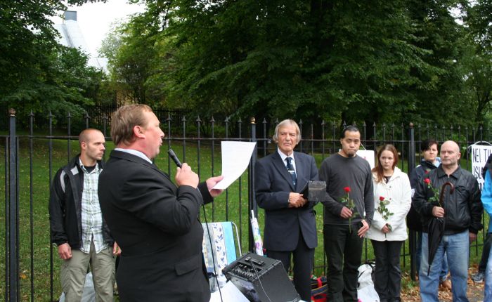 Et av SIAN's arrangementer minnemarkering utenfor den amerikanske ambassade i anledning av den 11. september 2001. Det er Anders Gravers. leder i SIOE (Stopp islamsiseringen av Europa) som taler.