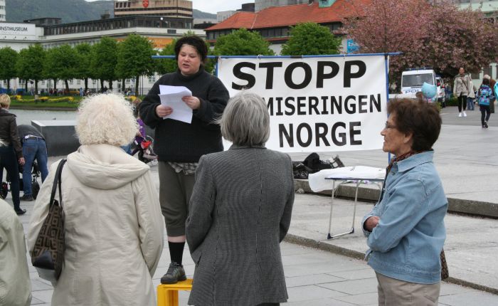 Bjørg Irene Ljones "på talerstolen" under stand-arrangementet i Bergen lørdag.