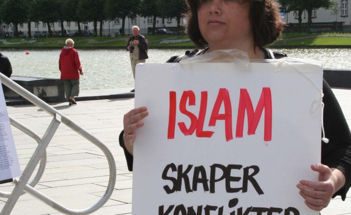 Påstanden om at islam skaper konflikter blir dokumentert på standen til SIAN i Kristiansand.