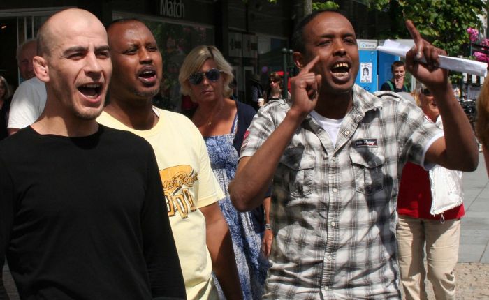 Enkelte muslimer viste en truende holdning. Med knyttede never ropte de mot SIAN-folkene: Dere er syke!