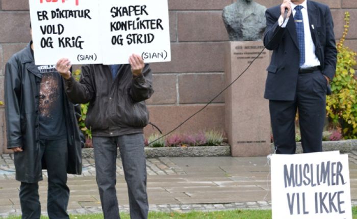 Det var en liten, men meget talende stand SIAN presenterte på Eidsvolls plass. På «talerstolen» SIANs leder, Arne Tumyr.