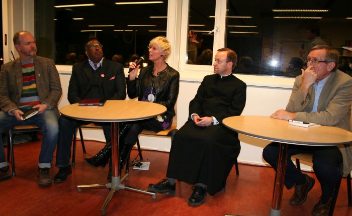 Panelet i aksjon - fra venstre Kristian Røssaak, Human-Etisk Forbund, «norsk muslim», Abdullah Mohammed Alason, prest Birte Løvåsen, pater i den katolske kirke, Frode Eikenes og lektor fra Gimlekollen kristenskole, Kåre Melhus.