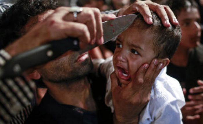 Dette bildet ble tatt mandag denne uken i Mumbazi i India under et opptog i den indiske millionbyen. Overgrepet er fra den sjiamuslimske Asjurafeiringen
