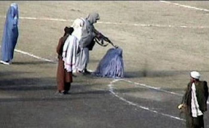 Slik henrettes med kaldt blod de i Afghanistan som ikke følger regimets spilleregler. Den som fornærmer islam fortjener å dø.