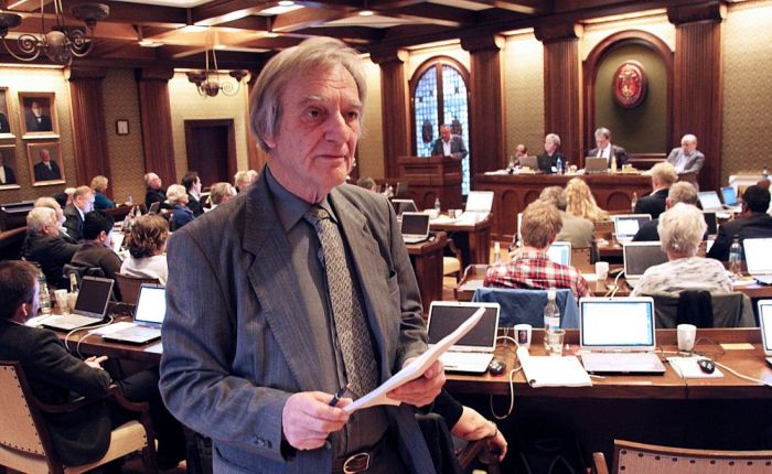Nok en gang møter Arne Tumyr, leder i SIANs Agder-avdeling i Kristiansand bystyre for å forsvare retten til ytringsfrihet, likebehandling og lovlig atferd. (Foto: NRK, Sørlandet)