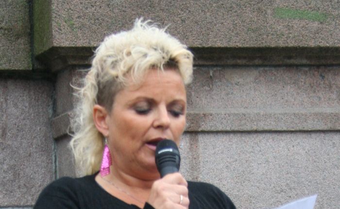 Merete Hodne har gitt et klart bilde av islams sanne ansikt når hun har endret talerstolen - her på en stand i SIANs regi.