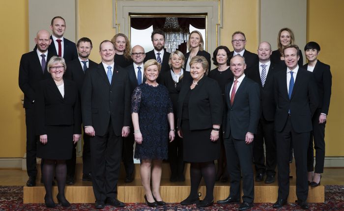 Regjeringen, på lik linje med stortingspolitikerne, feiger unna - ingen konfrontasjon med de muslimske politikerne. Ettergivenhet overfor islam resulterer imidlertid alltid i nye krav fra profetens arvtakere. (Foto: Torbjørn Kjosvold, Forsvaret.)