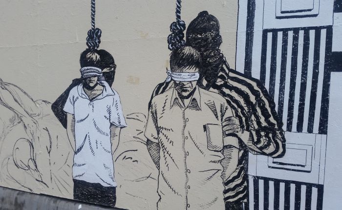 Muslimenes barbari kommer til uttrykk særlig i den islamske staten Iran. Steining av kvinner og offentlige henrettelse ved hengning er noen av straffemetodene. Iran har også dødsstraff for «krigføring mot Gud». Det er legitimt å hate.