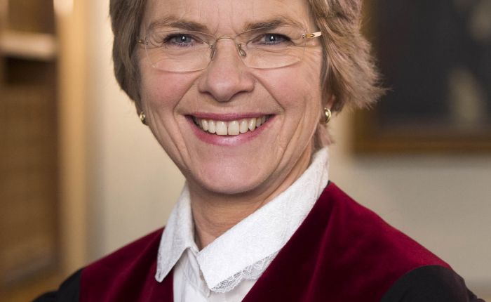 Dommer Wenche Elizabeth Arntzen bøyet av for presset og erklærte Anders Behring Breivik tilregnelig, enda en 243 siders rettspsykiatrisk rapport konkluderte med at massemorderen var sinnssyk. Foto: domstol.no Sturlason