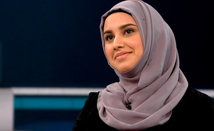 Faten er tilhenger av politikken til den sjiamuslimske befolkningsgruppen. Det er ikke den unge muslimen som i denne sammenheng fremmer islam, det er det NRK som gjør. (skjermdump nrk)