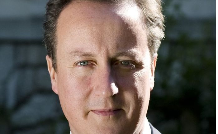Statsminister Cameron kunngjør at han går av som statsminister etter nederlaget.