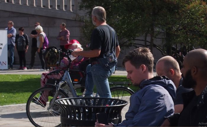 Situasjonsbilde av Snustveit i ferd med å snikfilme SIAN sin folkeopplysningsvirksomhet.