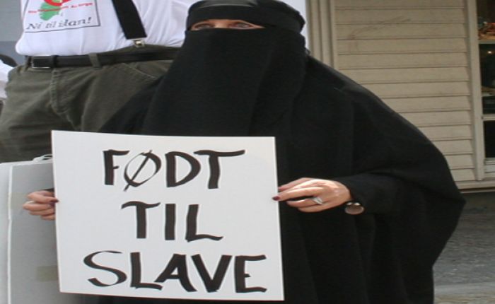Kvinner i islamske stater lever under slaverilignende forhold. Muslimer krever at norske borgre skal vise respekt for deres religion - som også omfatter total underkastelse av «profeten» og Allah.